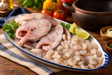 Combo pescada amarela em postas + camarão — imagem ambientada a partir da foto do produto